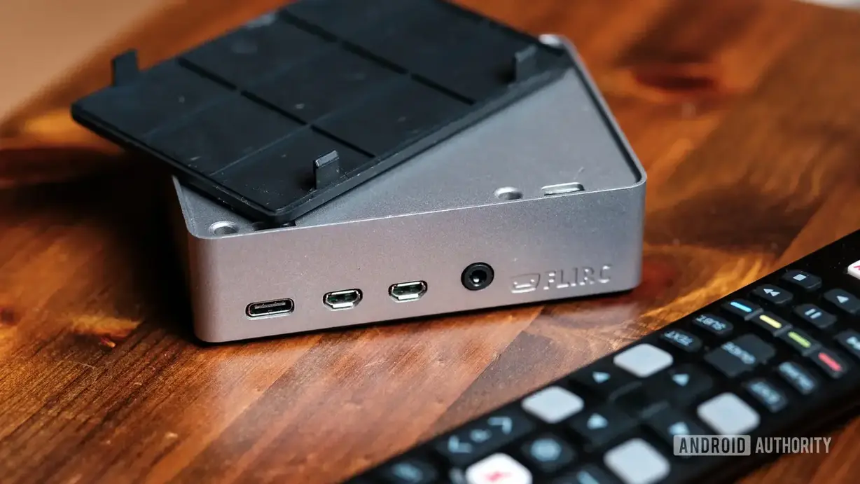 TV box zapojený vedle televizoru
